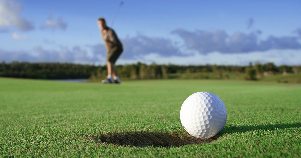 人生就像高爾夫，只要你眼中沒有沙坑或水塘，一球一球慢慢打一定會達陣