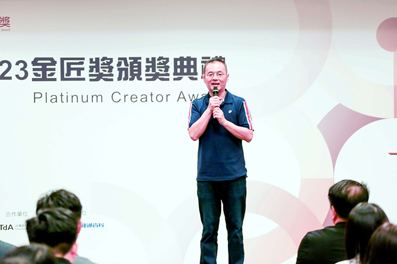金匠獎主辦單位巨匠電腦廖文宏總經理上台勉勵表揚同學本屆優異表現