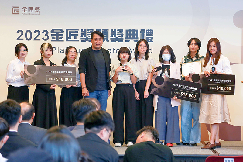  TDA台灣設計協會連續兩屆與巨匠電腦合辦金匠獎，楊佳璋理事長頒發識別設計獎項