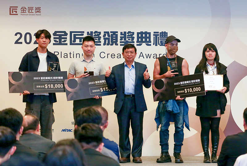 正修科大謝哲人系主任頒發遊戲美術得獎者獎盃及獎金