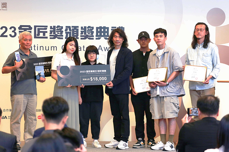 中華民國室內設計學會理事長頒發空間設計獎項給得獎者
