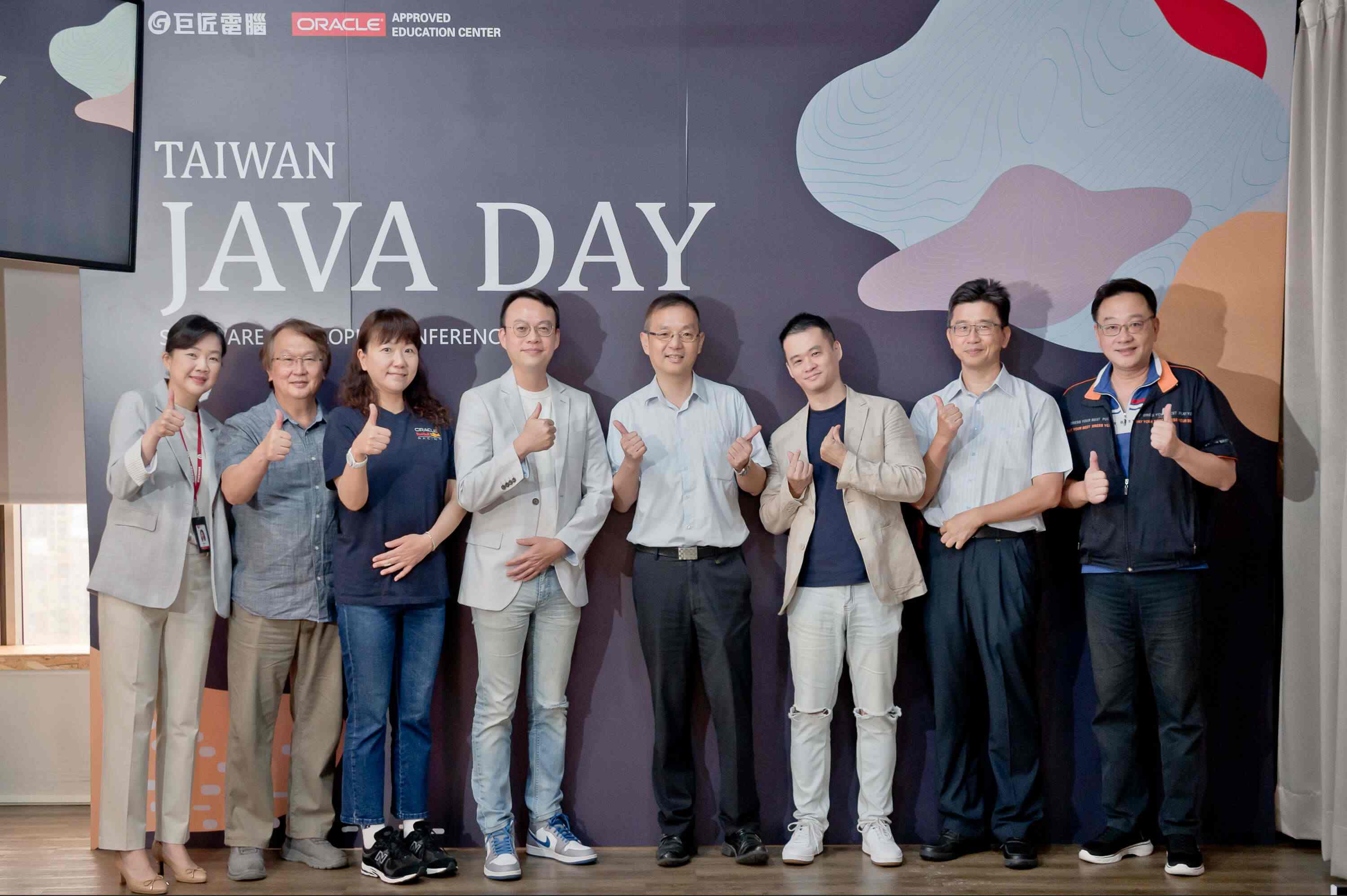 JavaDay高雄場-Oracle原廠代表、講師與巨匠電腦主辦方合照
