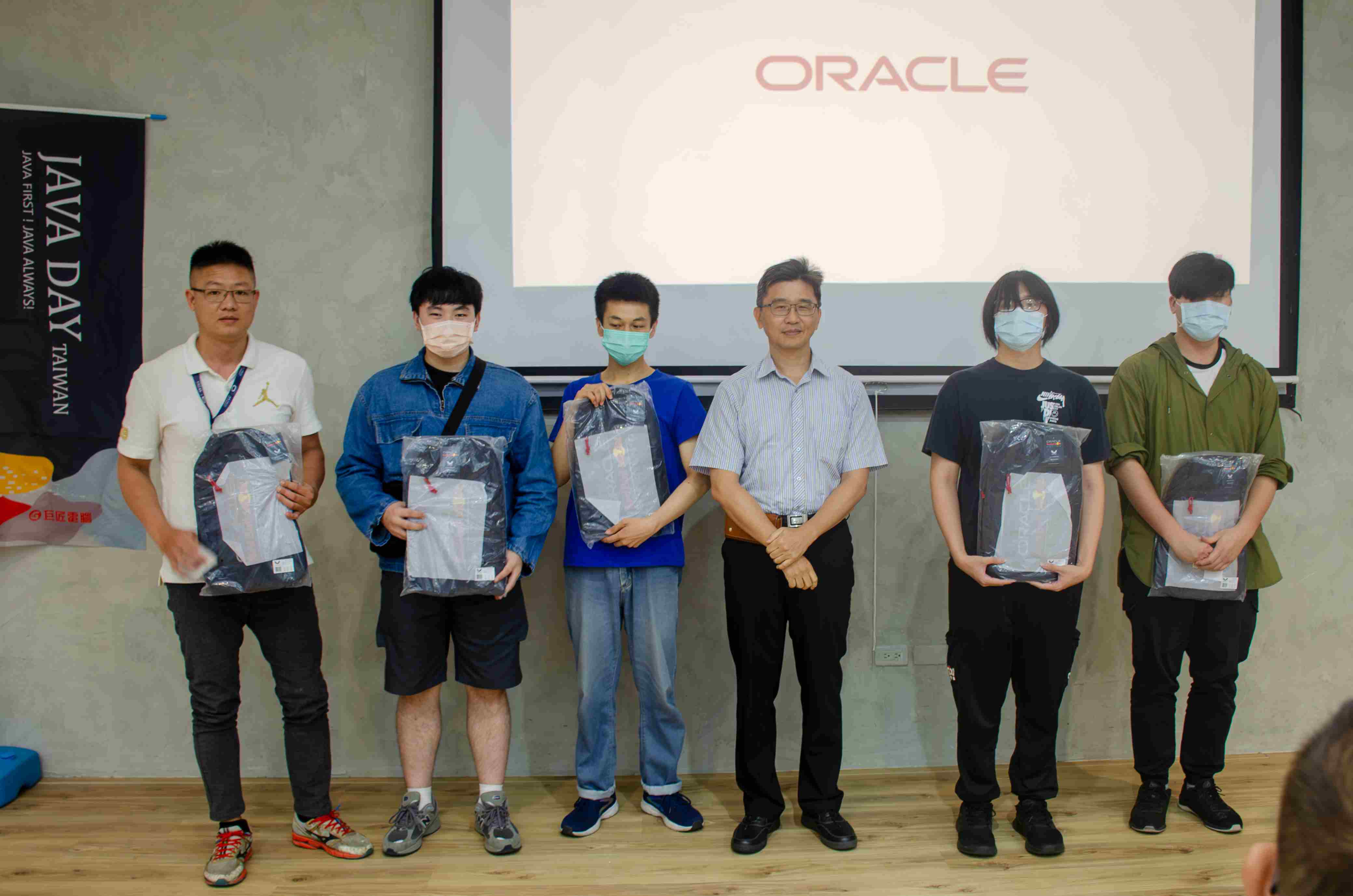 JavaDay台中場-Oracle原廠技術顧問杜志賢老師與得獎者
