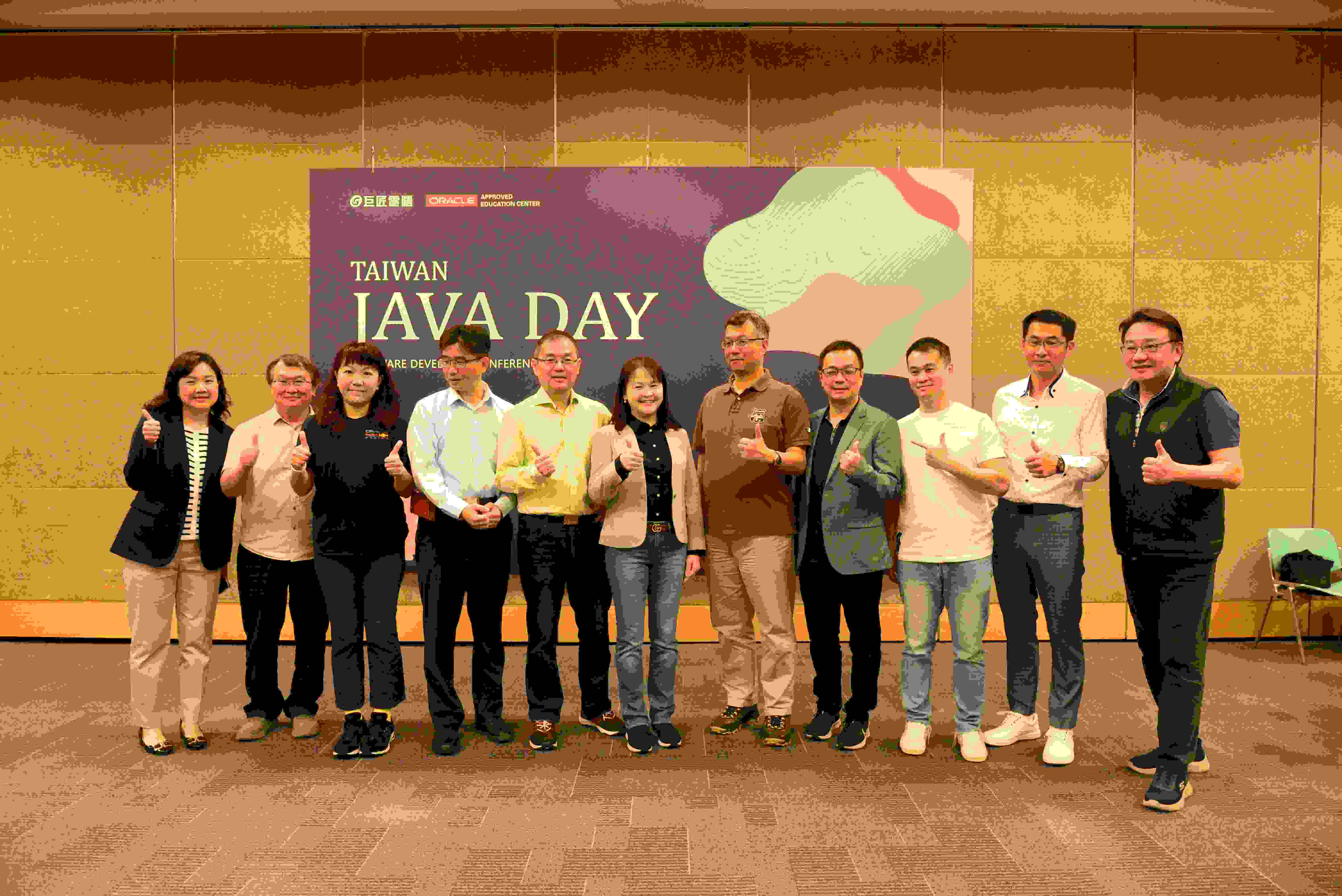 JavaDay台北場-Oracle原廠代表、講師與巨匠電腦主辦方合照

