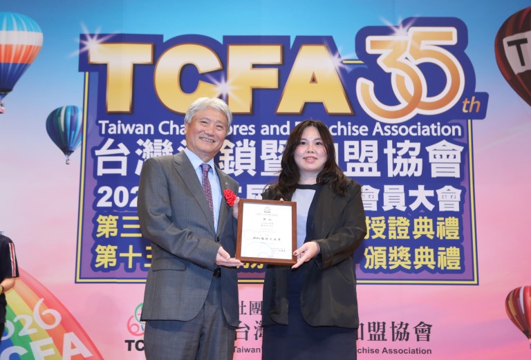 ▲ 巨匠外語板橋分校賴沛羽(右) 榮獲2026 TCFA 服務天使獎