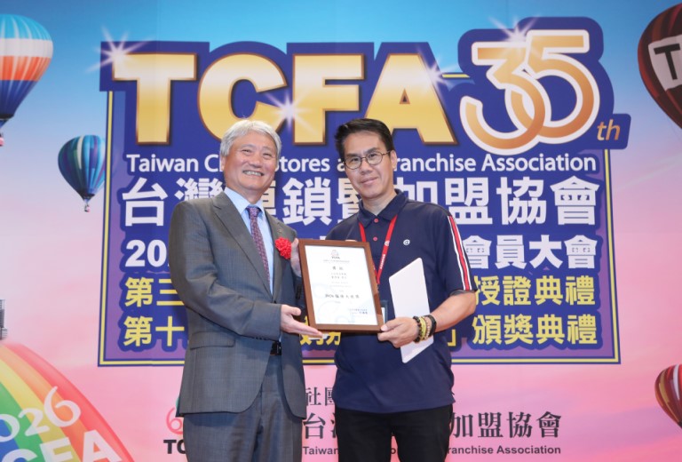 ▲巨匠電腦台北認證中心劉彥岌(右) 榮獲2026 TCFA 服務天使獎
