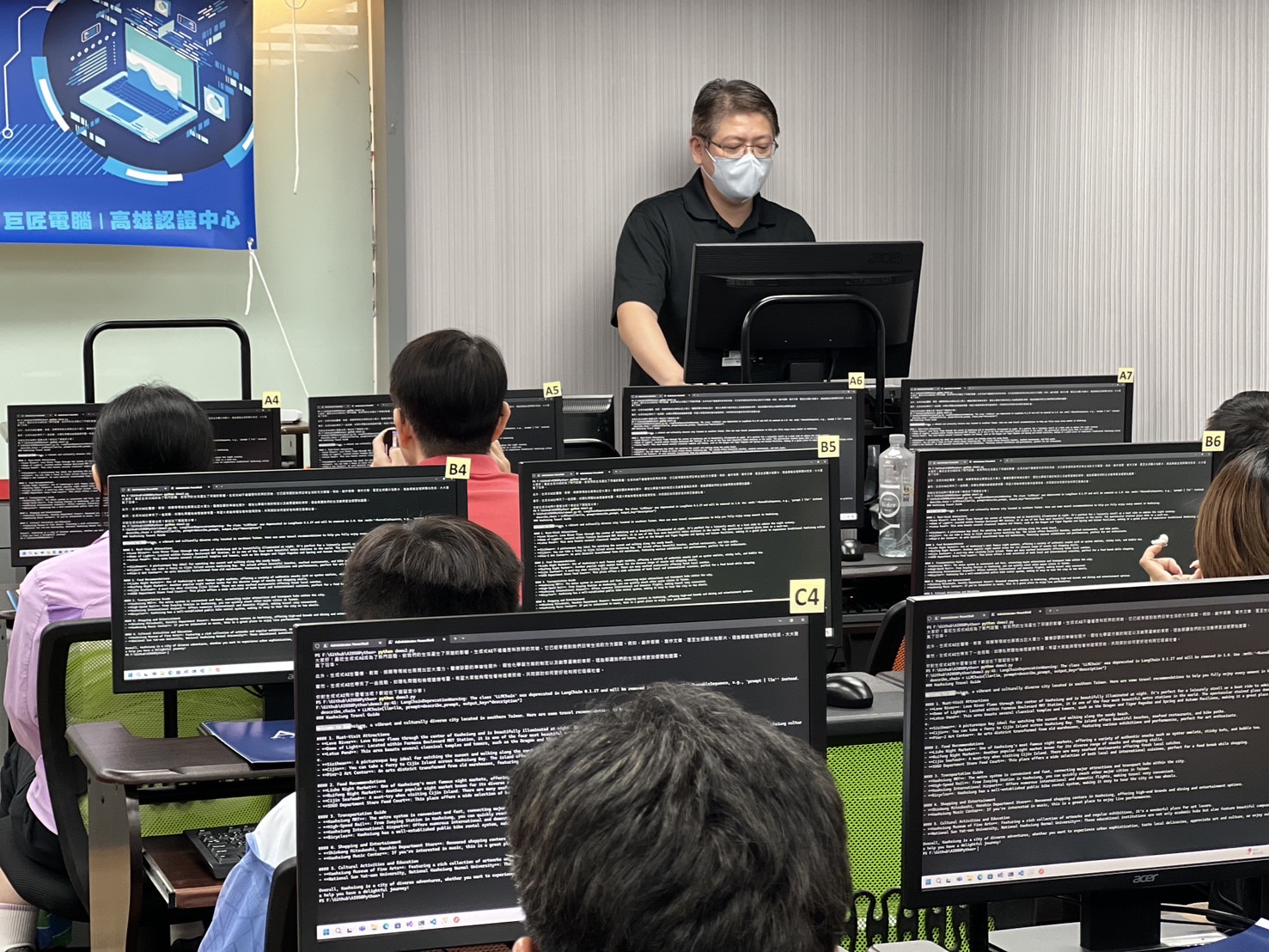 通過實際操作和案例，學員將學會在 Azure 環境中部署和管理及設置 AI 模型，並瞭解如何將 AI 技術應用到業務問題中、掌握 RAG 檢索增強生成技術，並能應用到各種情境中。