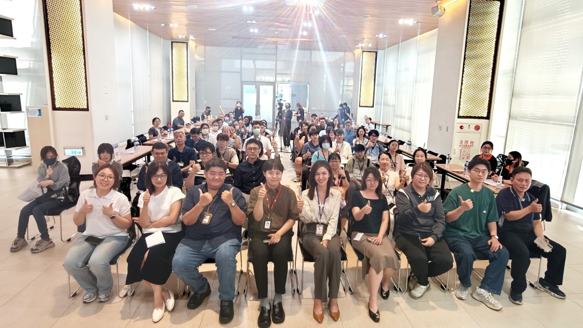 徵才企業與學員開心合影