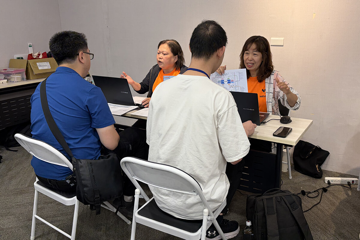 巨匠學員與企業面試官進行一對一面談