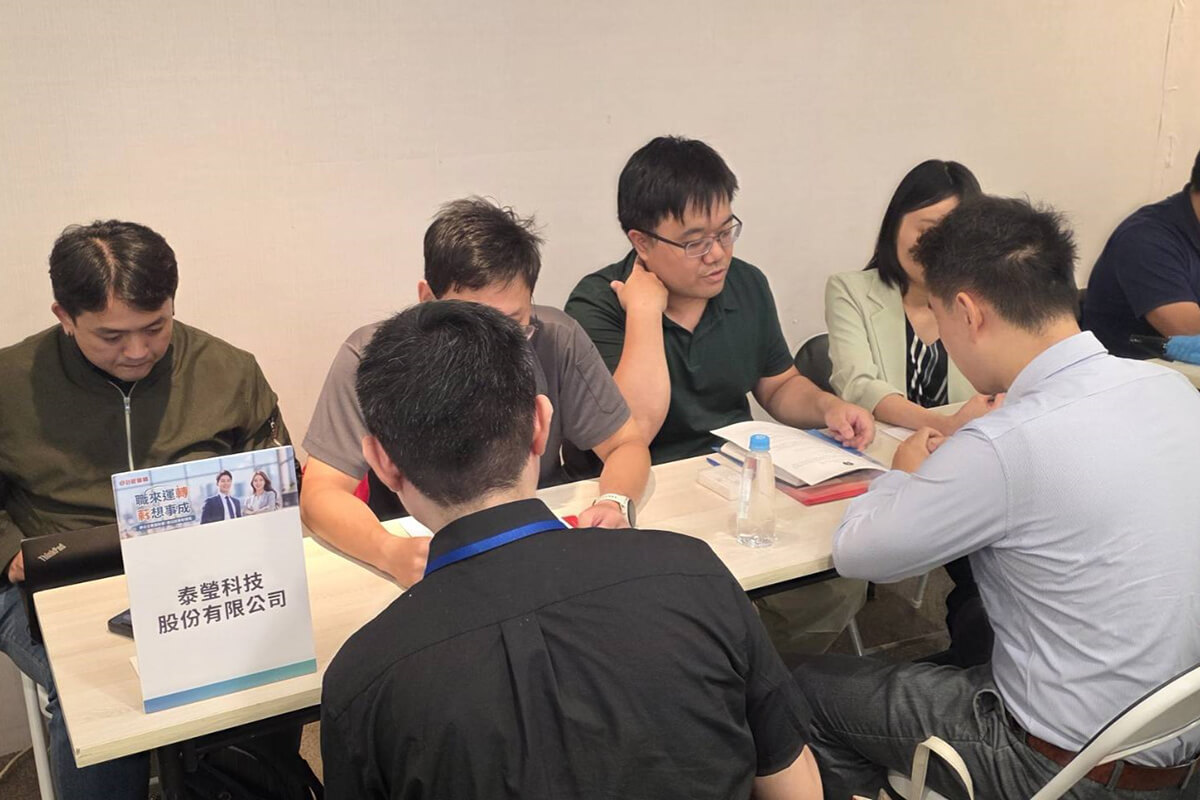 巨匠學員於分組面試區向泰瑩科技面試進行說明