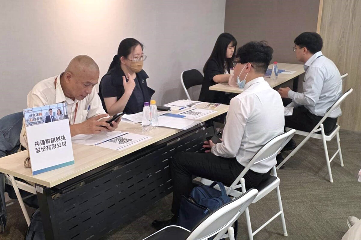 巨匠學員於面試桌前與企業代表深度交流