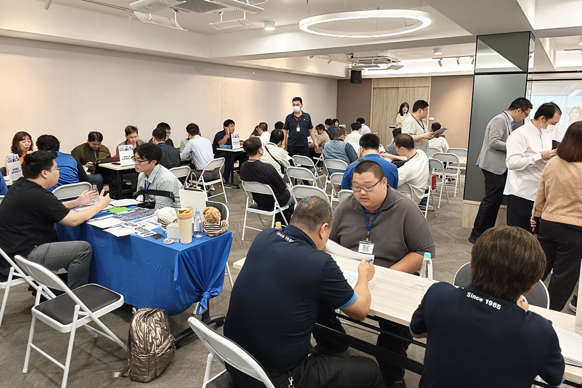 巨匠學員於分組面試區向企業主管進行應試