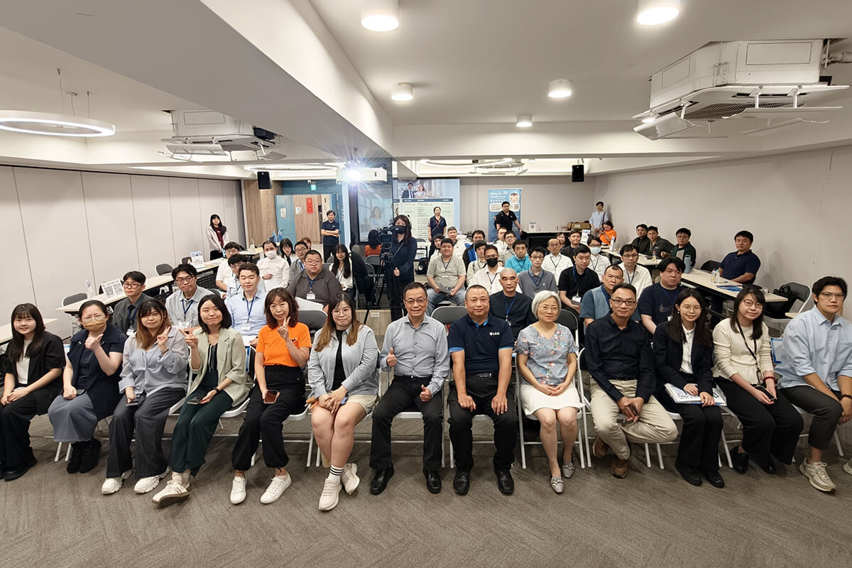 台北場_徵才企業與學員開心合影
