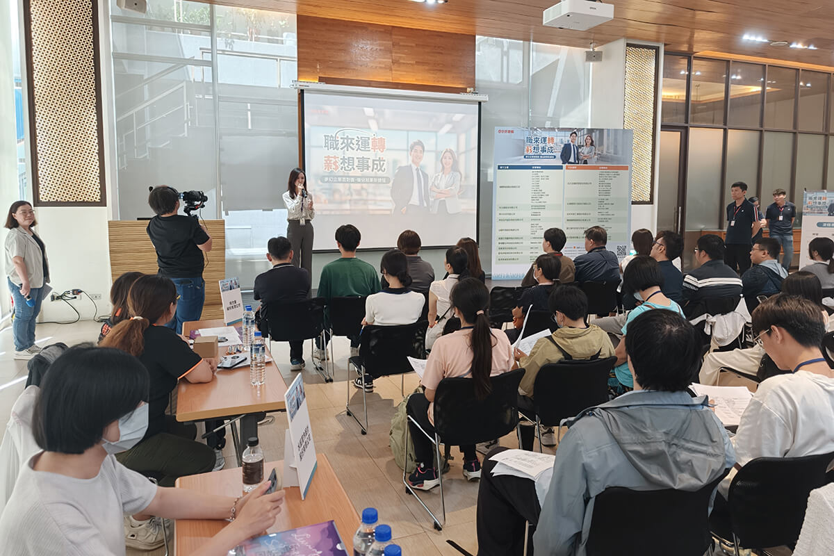 高雄場_巨匠電腦鼓勵學員自信展現學習成果