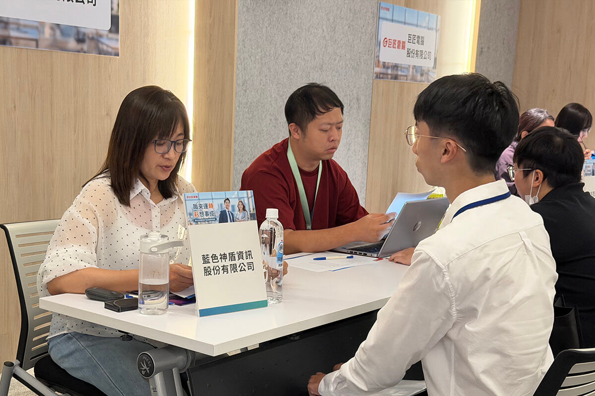 巨匠學員與藍色神盾資訊面試官進行現場面談