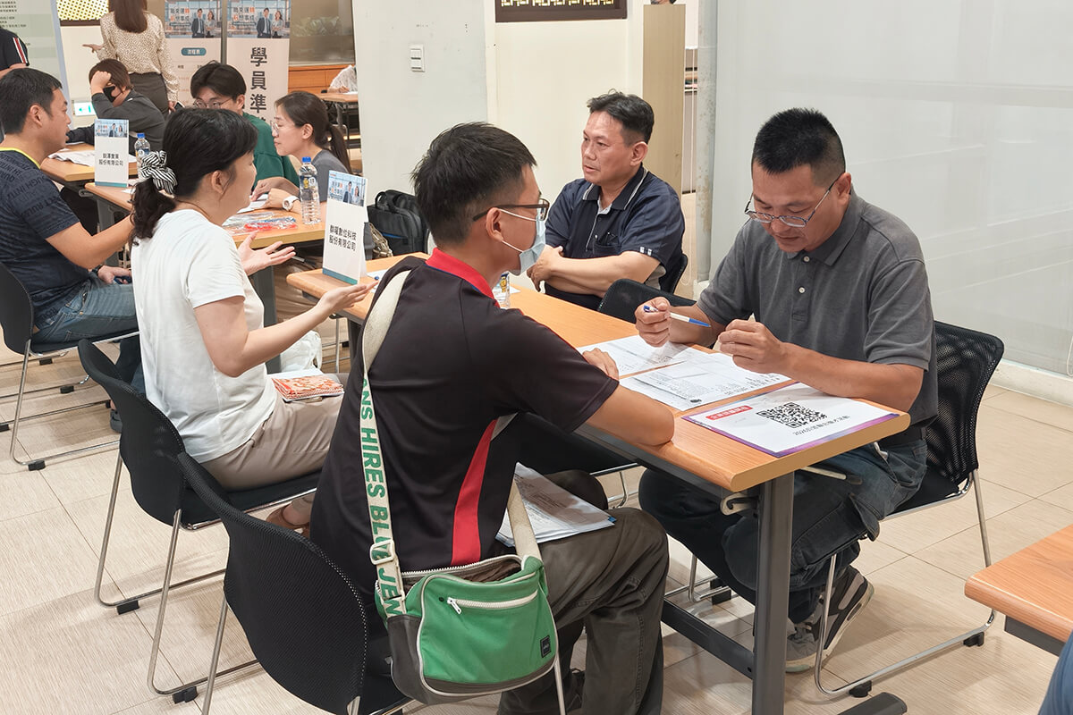巨匠學員與企業代表深度交流