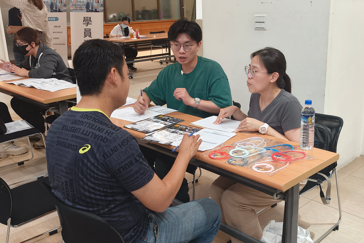 巨匠學員與企業面試官進行現場面談交流