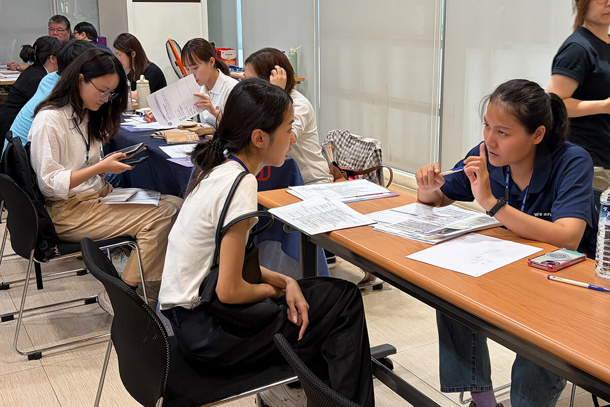 巨匠學員與各別企業進行面試