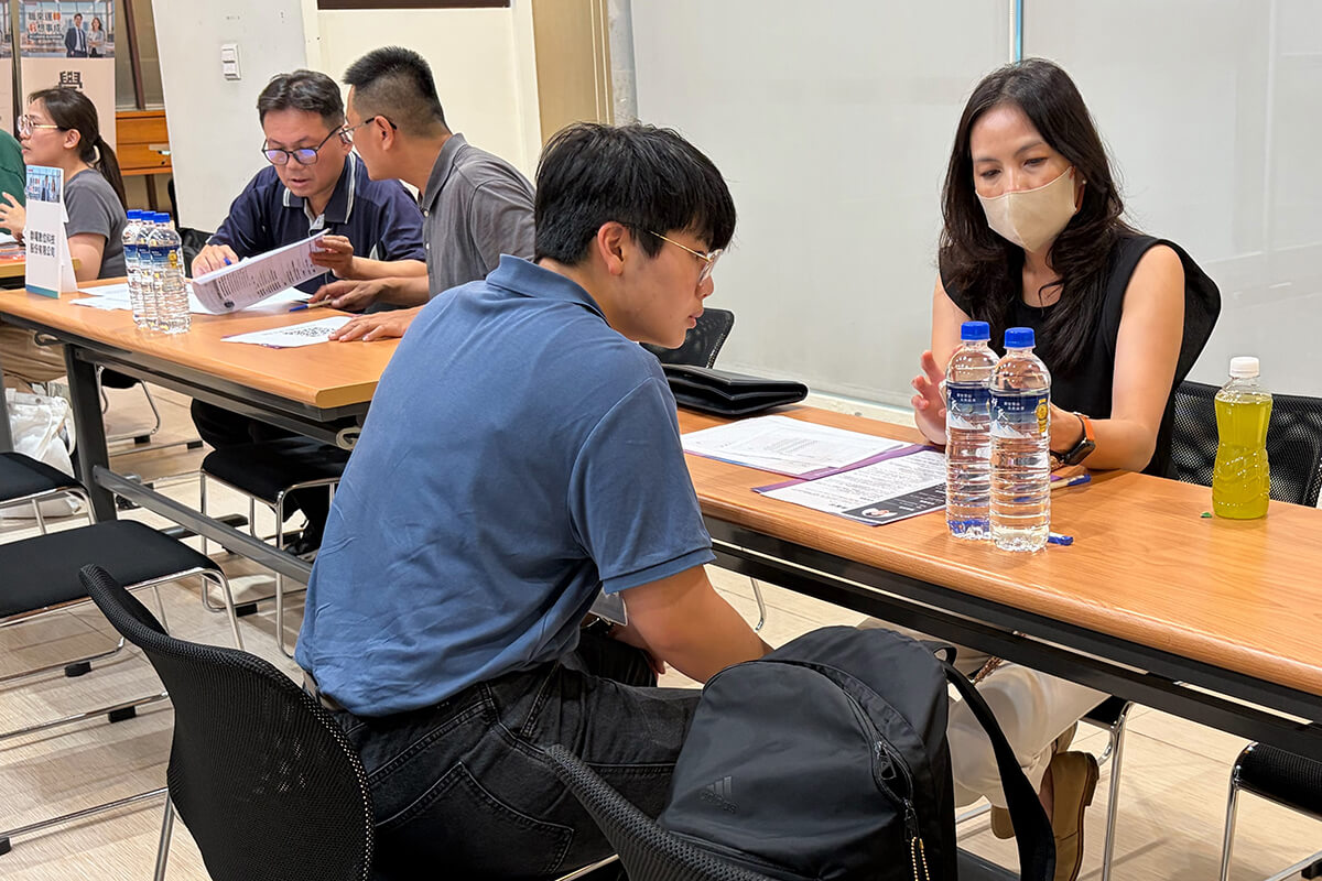 企業與巨匠學員進行面談交流