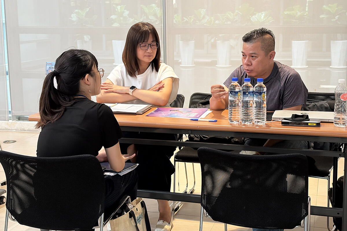 企業向面試學員說明職務內容