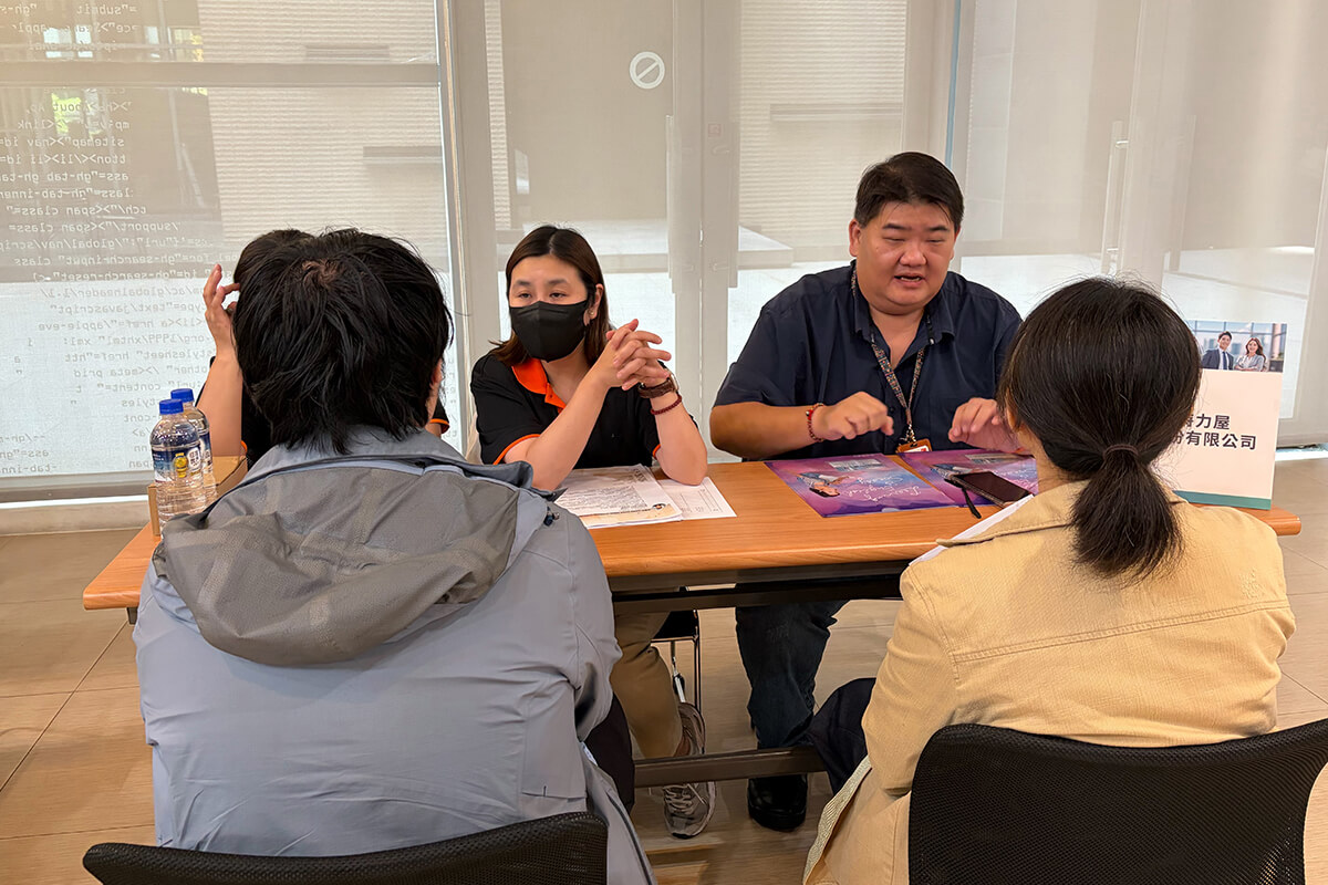 巨匠學員於聯合徵才現場與企業面試官互動洽談