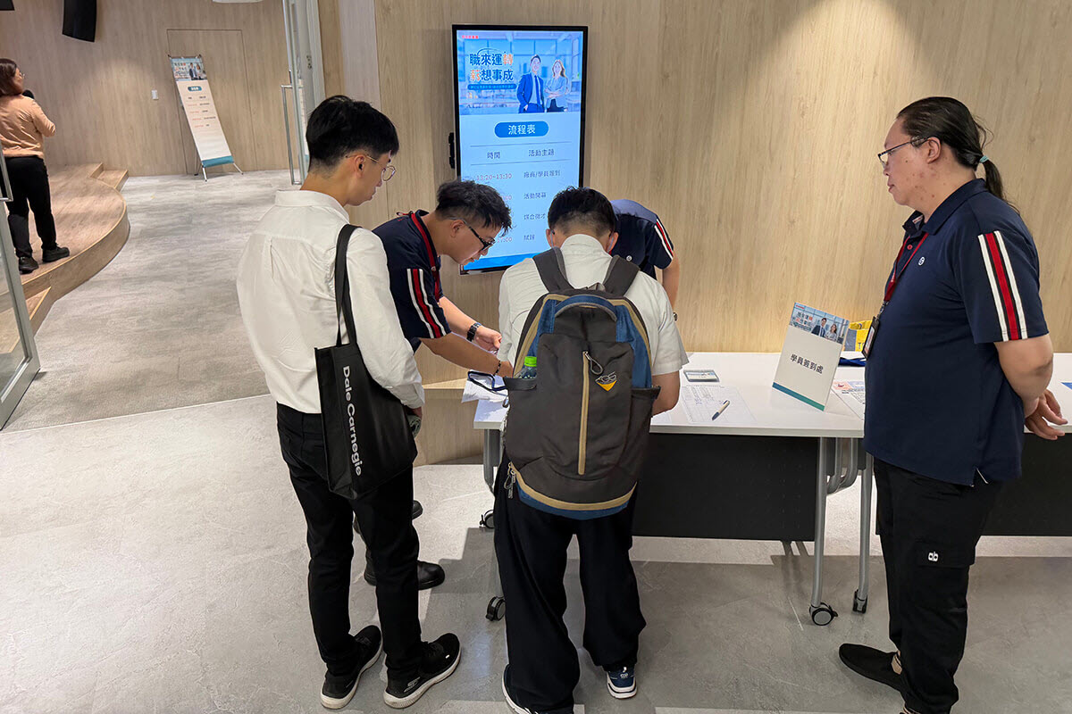 巨匠學員於現場簽到進行面試報到