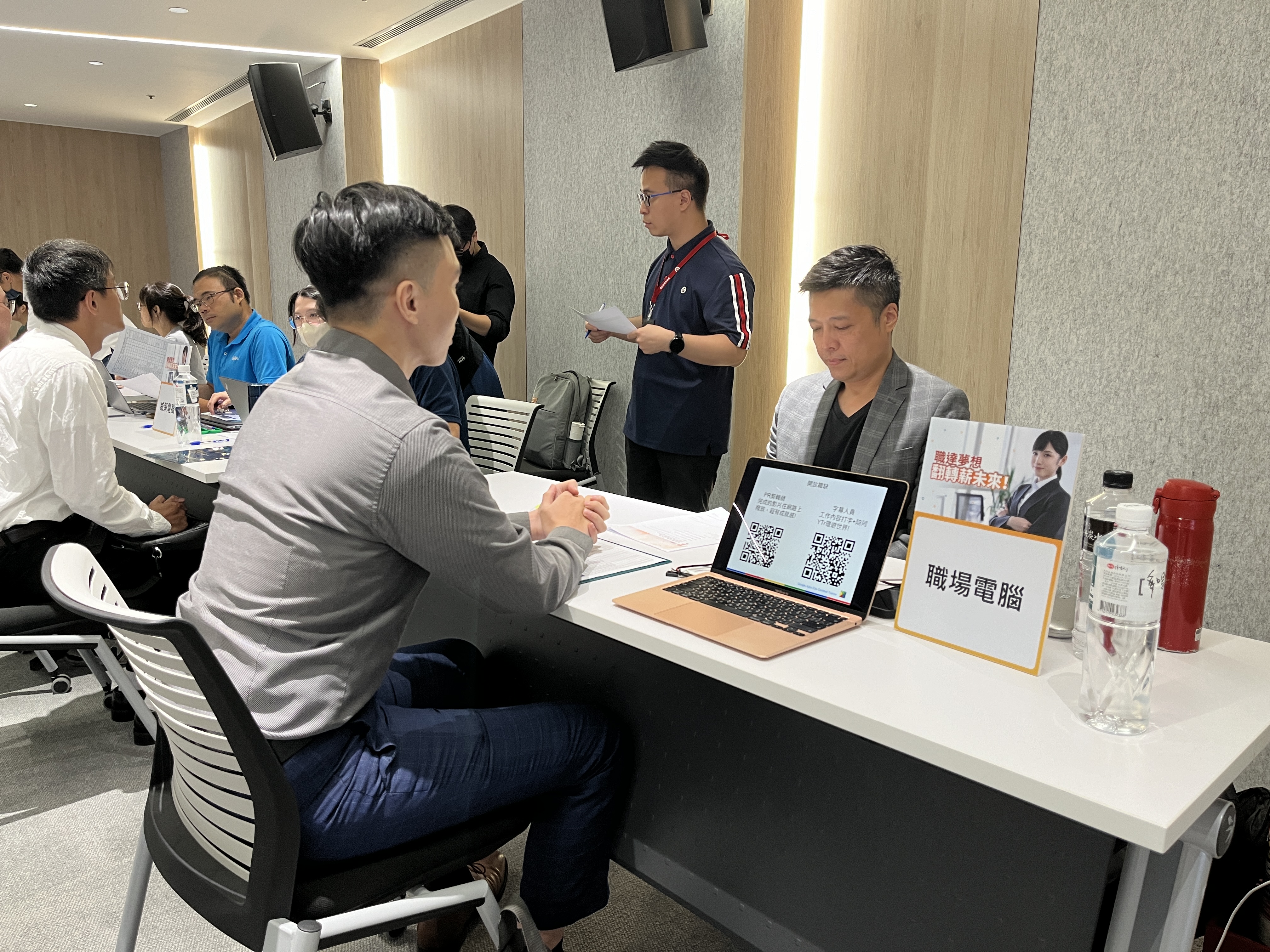 徵才企業_職場電腦