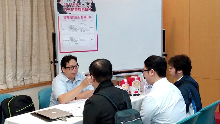 學員專注聽取公司解說
