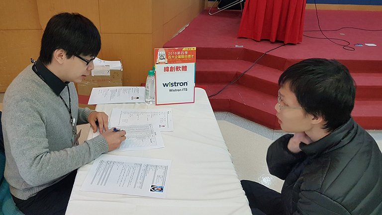 緯創軟體人員聽取學員自我介紹
