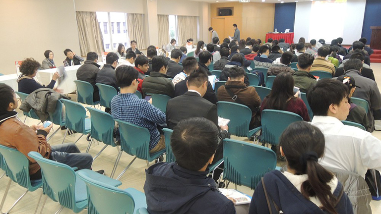 聽取徵才廠商說明
