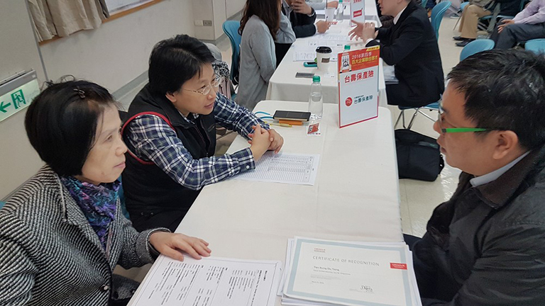仔細臨聽學員自我介紹
