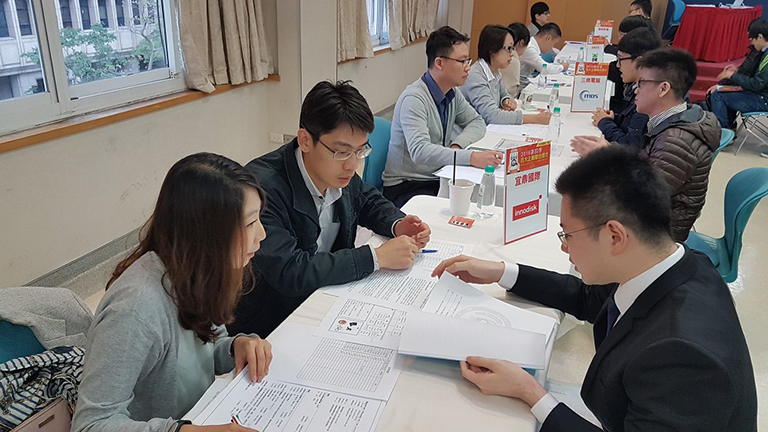 聽取學員備審資料說明
