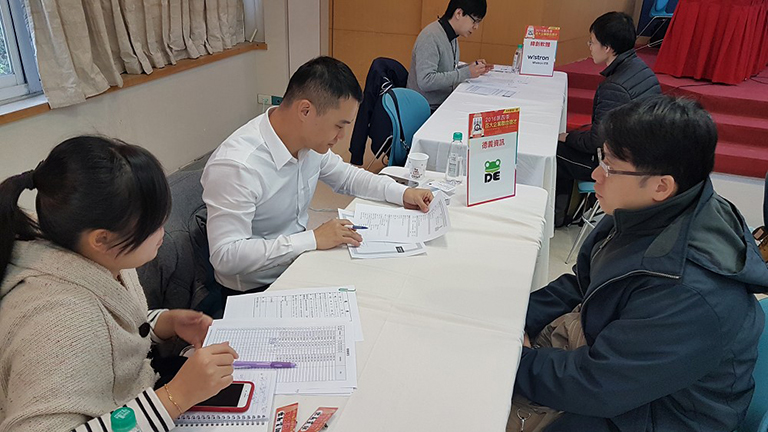 德義資訊人員聽取學員自我介紹
