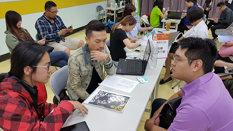 學員攜帶創作進行解說
