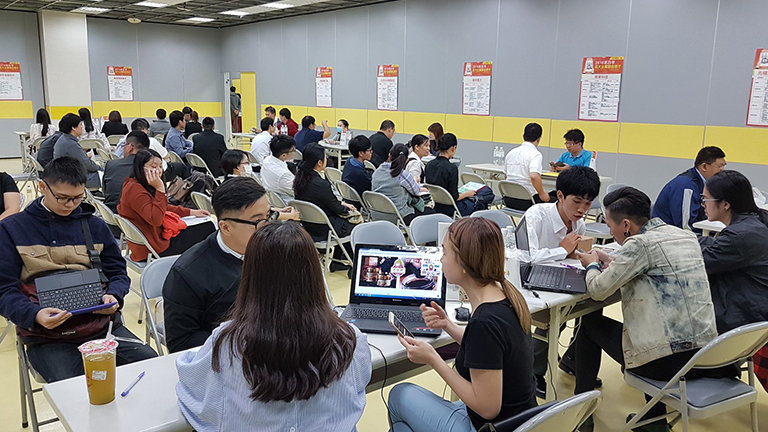 學員們依序進行面談
