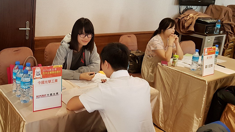 學員攜帶創作進行解說
