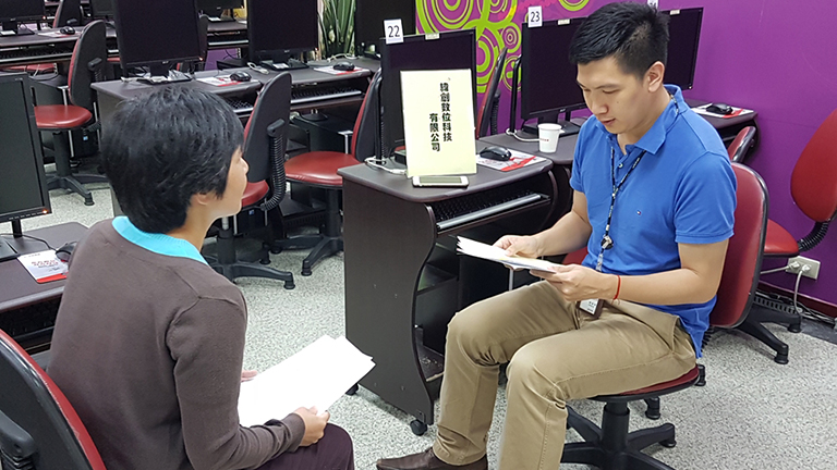 仔細聽取學員介紹及提問互動
