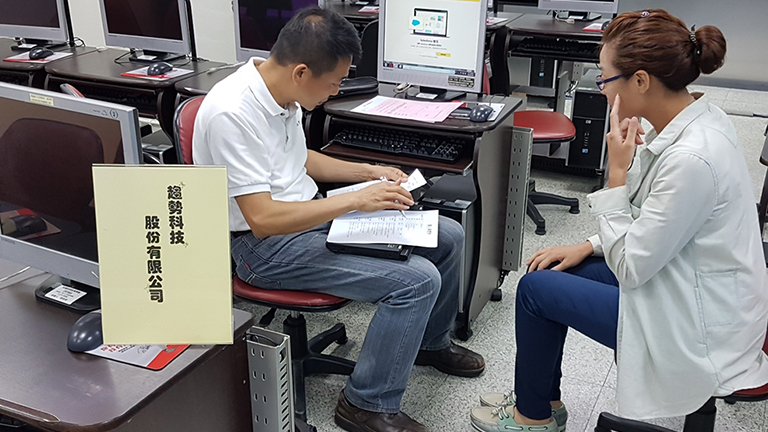 參加徵才學員與廠商一對一訪談
