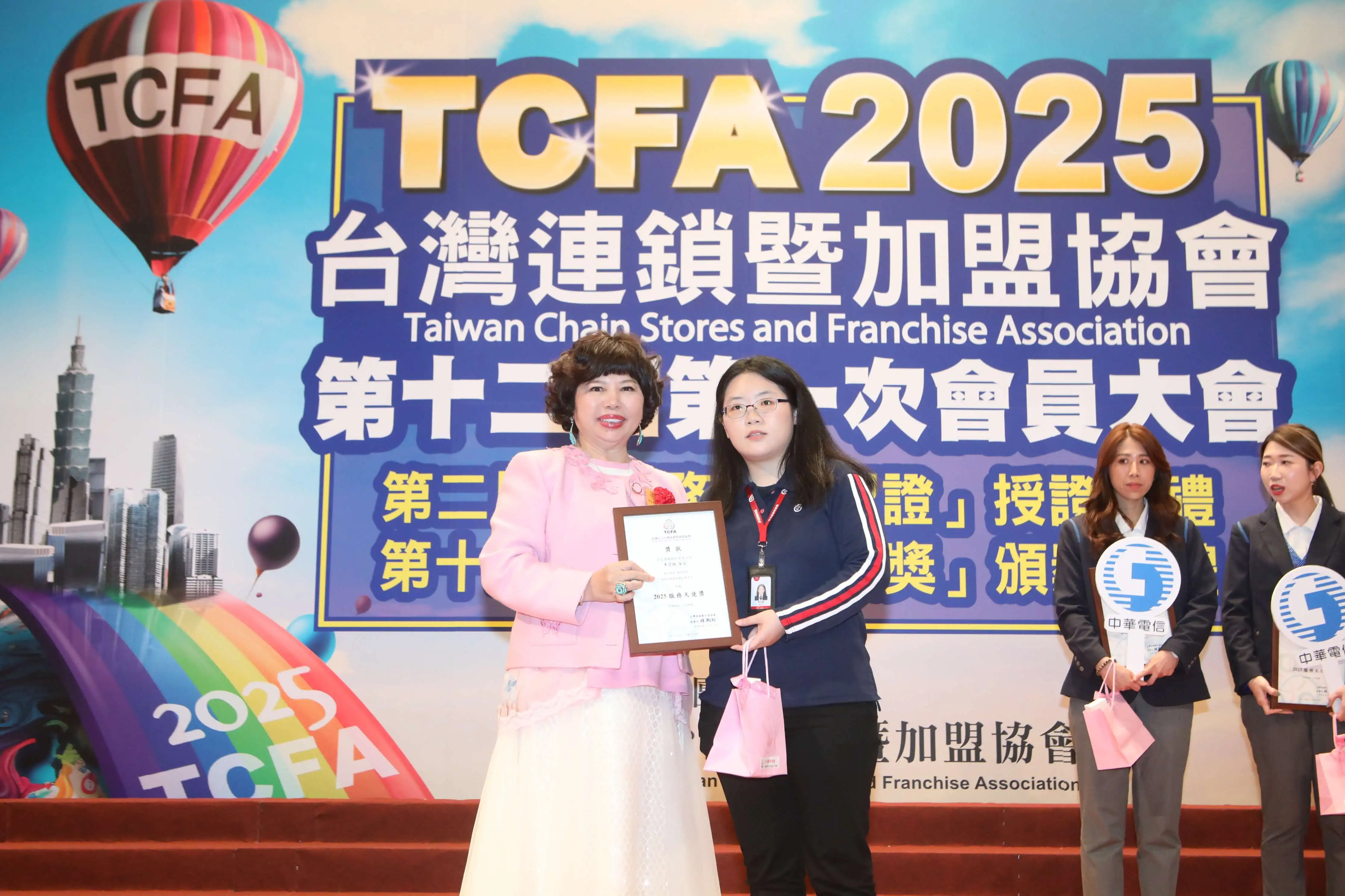2025服務天使獎頒獎典禮-巨匠忠孝分校服務天使李芷瑄領獎